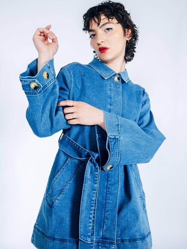 Mademoiselle YéYé Jeans Kurzmantel im Trenchstil mit weiten Ärmeln aus Bio-Baumwolle Auslauf