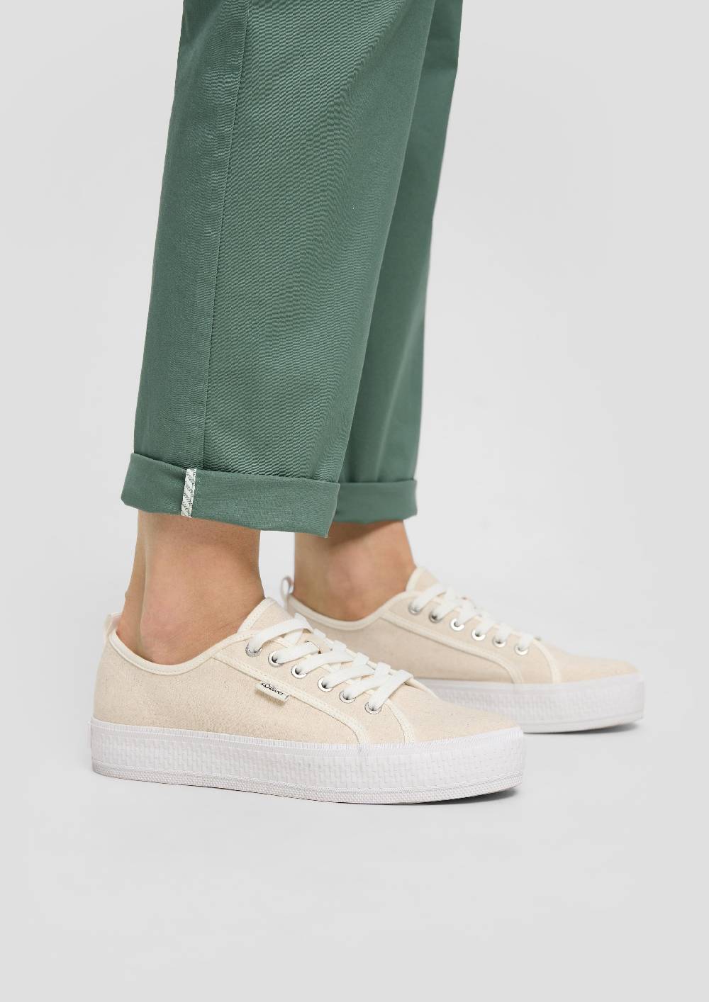 s.Oliver Chino mit Gürtel aus Baumwollstretch im Angebot