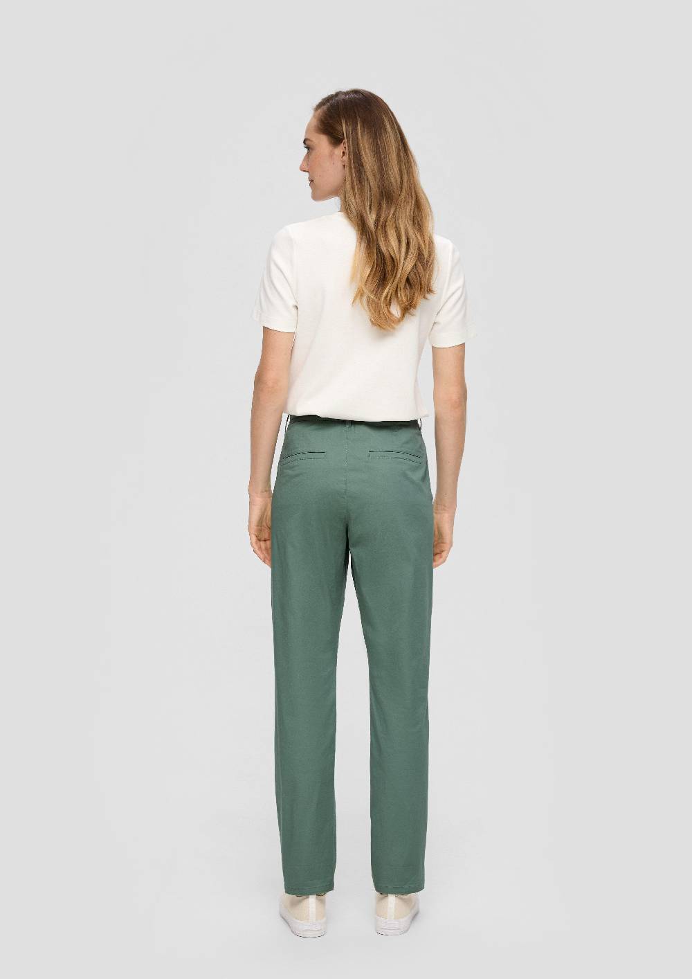 s.Oliver Chino mit Gürtel aus Baumwollstretch im Angebot