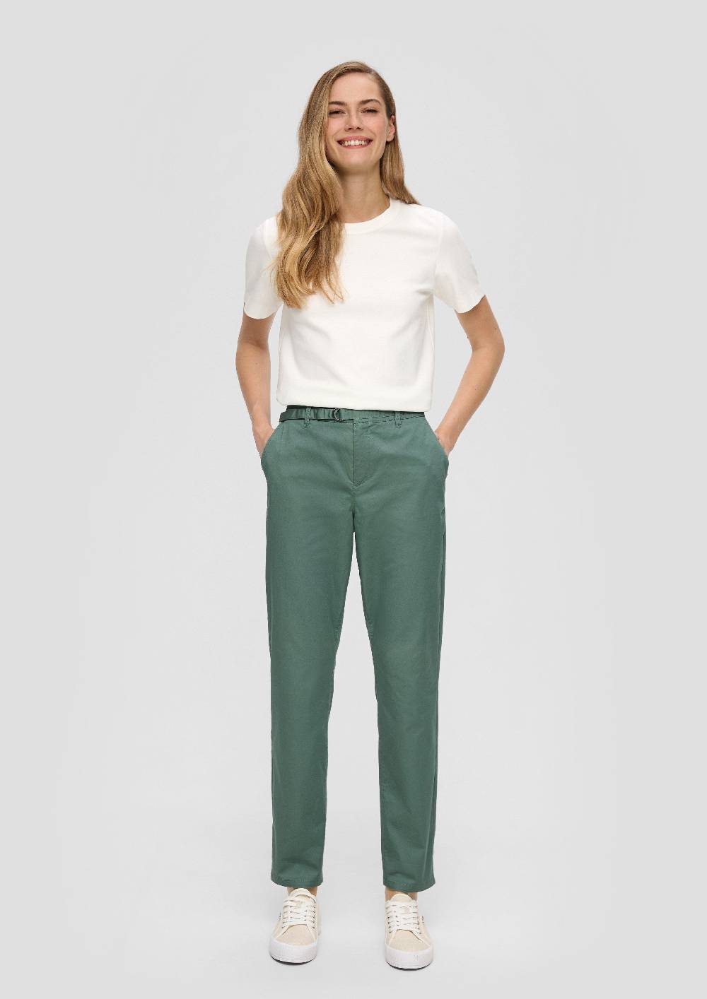 s.Oliver Chino mit Gürtel aus Baumwollstretch im Angebot