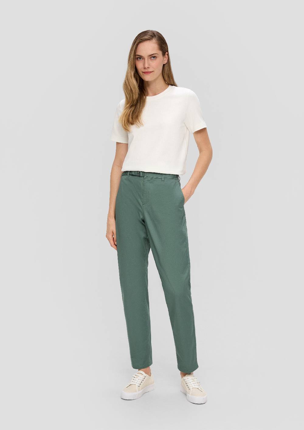s.Oliver Chino mit Gürtel aus Baumwollstretch im Angebot