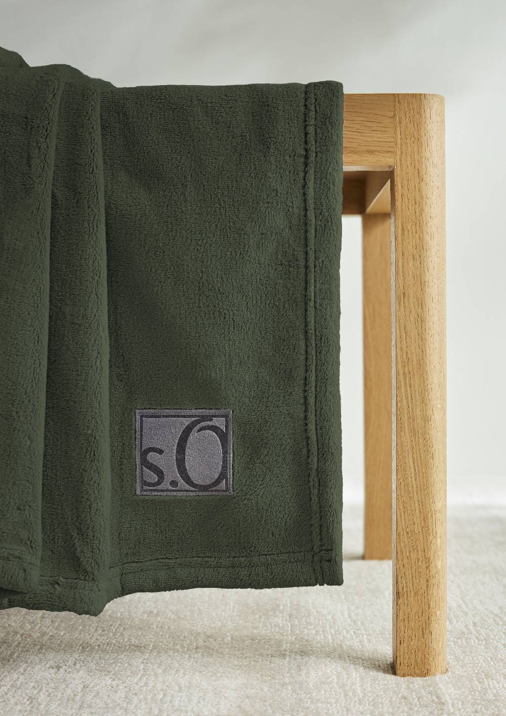 s.Oliver Weiche Decke mit Logo-Detail Günstiger Verkauf