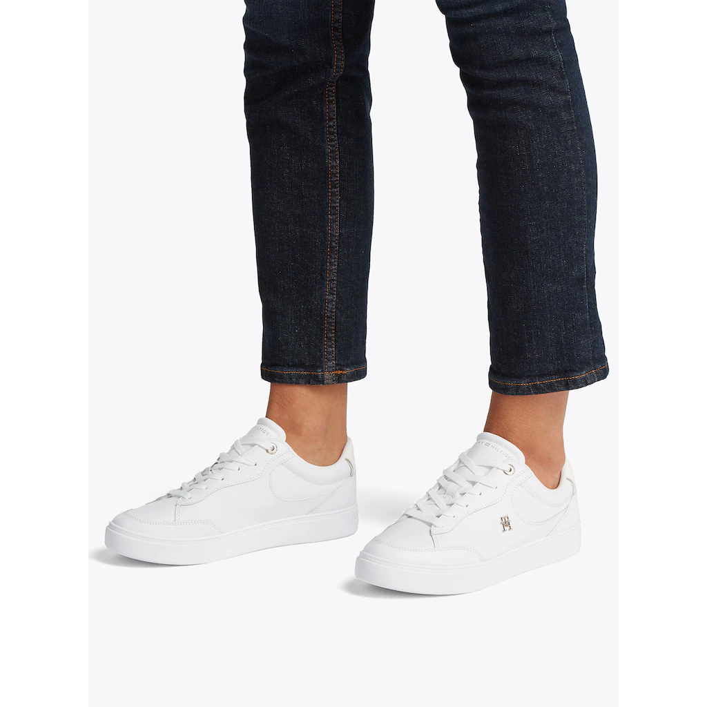 Tommy Hilfiger Plateausneaker »ESSENTIAL CHIC COURT SNEAKER« Freizeitschuh Schnürschuh Halbschuh mit TH-Schmuckelement online kaufen Angebote