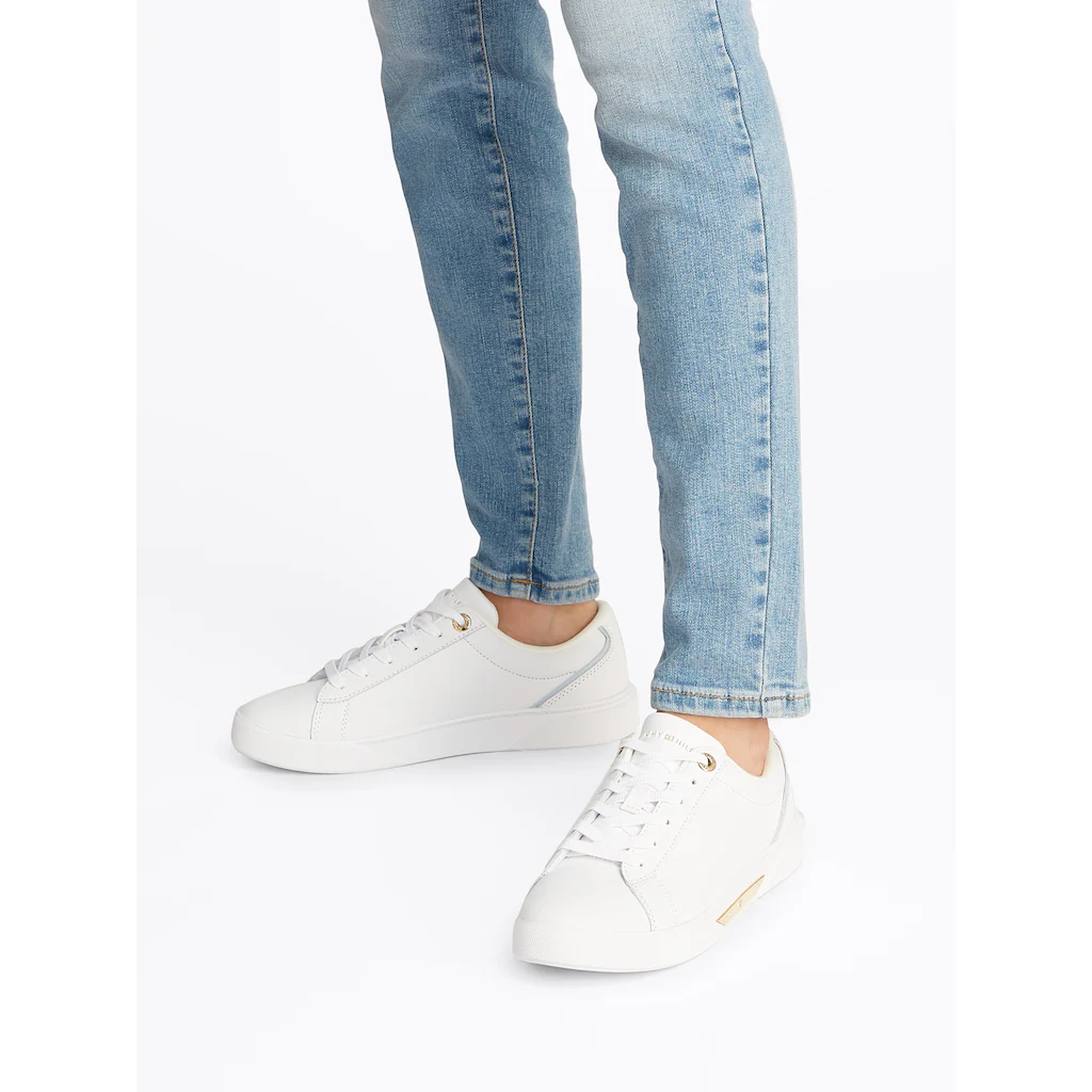 Tommy Hilfiger Plateausneaker »CHIC COURT SNEAKER« Freizeitschuh Halbschuh Schnürschuh goldfarbenes Schmuckelement ▷ für Jubiläumsangebot