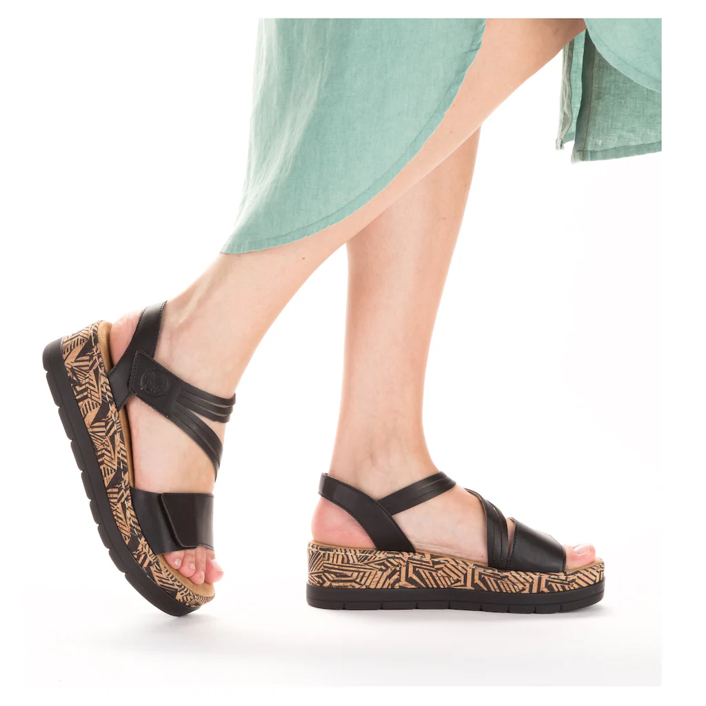 Rieker Keilsandalette Sommerschuh Sandale Keilabsatz mit gemusterter Plateausohle ▷ für Outlet